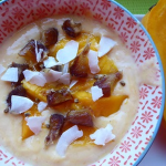 Dessert gourmand sans gluten et sans lactose avec fruits et noix de coco