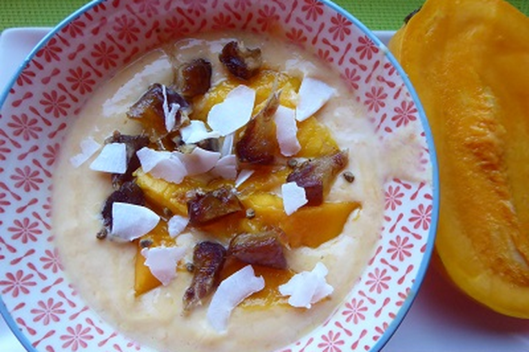 Dessert gourmand sans gluten et sans lactose avec fruits et noix de coco