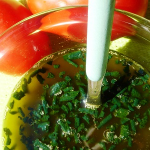 Sauce à la spiruline en verrine avec graines de chanvre et herbes fraîches