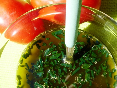 Sauce à la spiruline en verrine avec graines de chanvre et herbes fraîches
