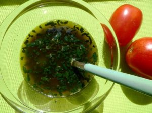 Toast apéritif avec sauce à la spiruline et légumes frais