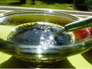 Verrine de sauce verte à la spiruline pour salades et crudités