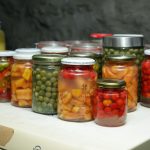 Légumes lacto-fermentés riches en probiotiques naturels bénéfiques pour le microbiote et la digestion