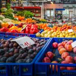Légumes d’automne sur un marché pour préparer une salade de saison riche en saveurs - potimarron cru