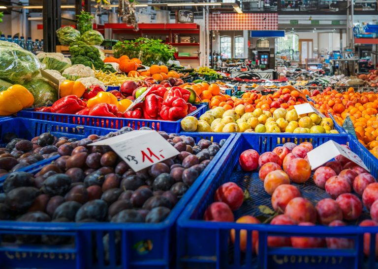 Légumes d’automne sur un marché pour préparer une salade de saison riche en saveurs - potimarron cru
