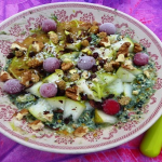 Petit-déjeuner sans lactose au soja soyeux avec fruits frais, oléagineux et superaliments