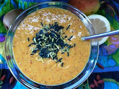 Smoothie poire kiwi au curcuma dans un verre – recette saine et énergisante