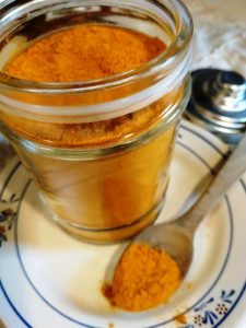 boisson lait d’or au curcuma avec épices et lait végétal