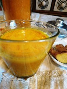 curcuma en poudre et racine pour préparation du lait d’or