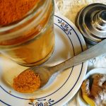 préparation du lait d’or sans lactose avec curcuma et lait végétal