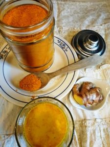 curcuma en poudre et racine pour préparation du lait d’or