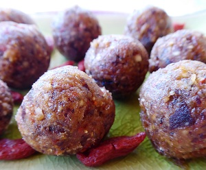 Energy balls aux abricots et aux noix enrobées d’amandes, recette saine et naturelle