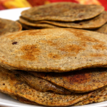 Recette de blinis de sarrasin au curry indien pancakes maison empilés dans une assiette