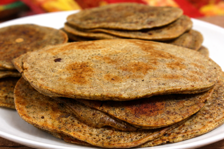 Recette de blinis de sarrasin au curry indien pancakes maison empilés dans une assiette