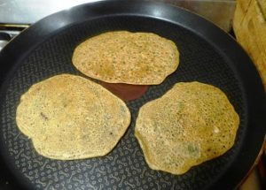 blinis de sarrasin en train de cuire dans une poêle