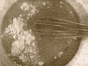mélange de la pâte à blinis de sarrasin dans un saladier
