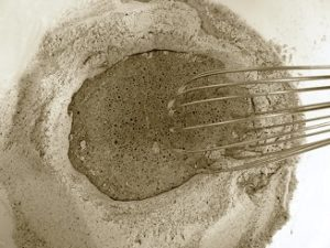 puits formé dans la farine de sarrasin pour préparer la pâte à blinis
