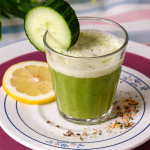 Jus de légumes verts frais préparé à l’extracteur pour une boisson saine et vivante