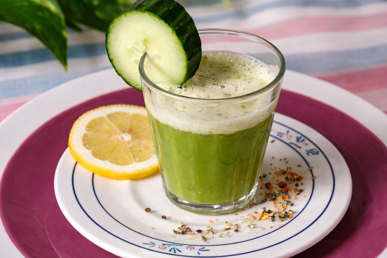 Jus de légumes verts frais préparé à l’extracteur pour une boisson saine et vivante