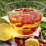 eau de goji au gingembre frais dans un verre avec citron et baies de goji