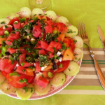 salade d'été tutti frutti avec des tomates, melon et pastèque.