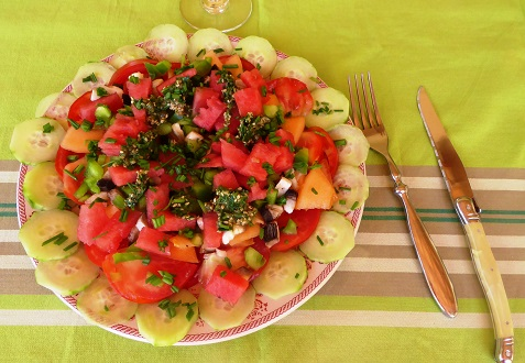 salade d'été tutti frutti avec des tomates, melon et pastèque.