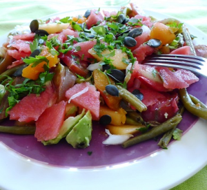 Détail salade tutti frutti avec melon pastèque tomate et graines
