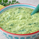 Guacamole végétal au soja soyeux et moringa dans un bol – recette saine et riche en nutriments