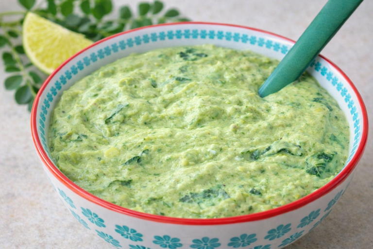 Guacamole végétal au soja soyeux et moringa dans un bol – recette saine et riche en nutriments
