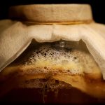 Bocal de légumes lacto-fermentés maison riches en probiotiques naturels