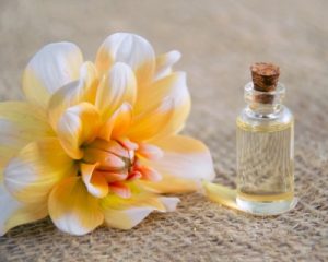 Massage bien-être - Huile essentielle avec une fleur jaune - Naturopathie Aix en Provence Jouques