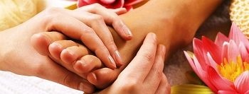 Réflexologie plantaire - Massage d'un pied - Sandrine Rey Jouques