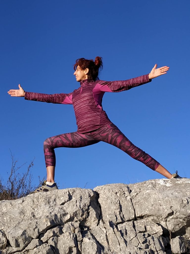 Posture de yoga en haut de la montagne de Sainte Victoire à Aix en Provence - Le ciel est bleu - Le soleil me réchauffe le cœur
