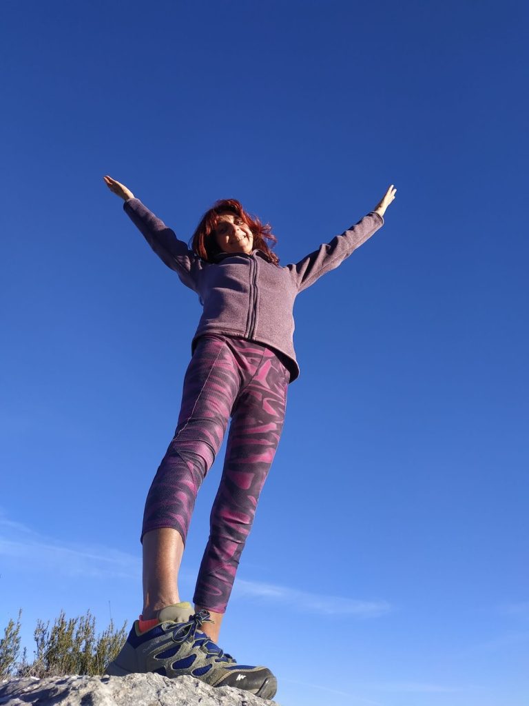 Je tend les mains vers le ciel bleu qui m’inonde de ses forces - Posture de yoga sur la montagne de Sainte Victoire