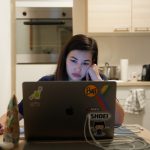 Une jeune fille s'ennuie devant son ordinateur - Surcharge émotionnele - Sandrine REY Naturopathe Aix en Provence