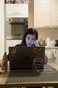 Une jeune fille s'ennuie devant son ordinateur - Surcharge émotionnele - Sandrine REY Naturopathe Aix en Provence