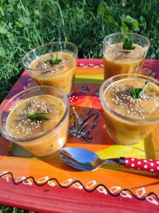 Verrine de melon en soupe froide à la menthe pour l’été