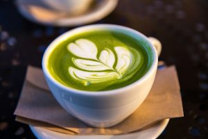 Bol de thé matcha - thé vert broyé ou thé vert haché - un superaliment qui apporte de la vitalité