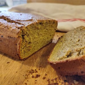 Cake matcha noisettes - photo d'un cake tranché