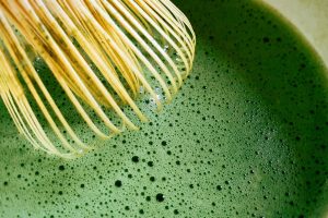 Thé Matcha - La photo représente un Chasen en gros plan - un fouet en bambou pour faire mousser le thé matcha
