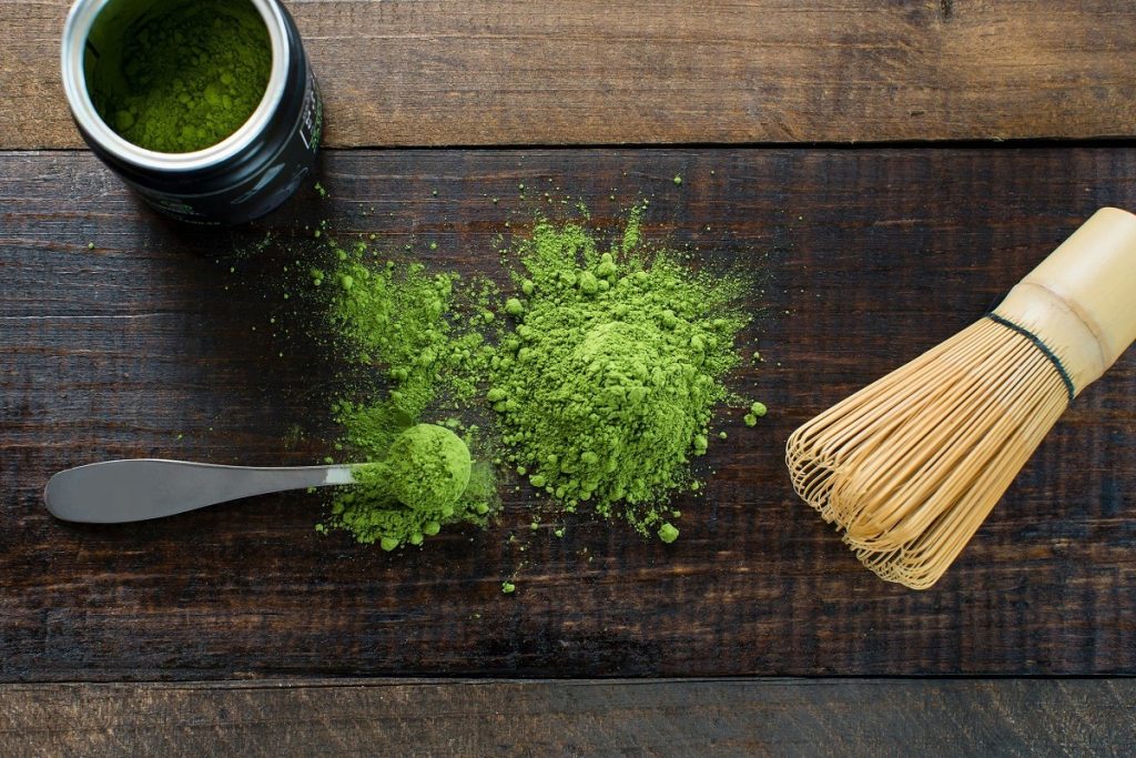 Thé Matcha - La photo représente un Chasen - un fouet en bambou pour faire mousser le thé matcha