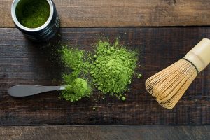 Thé Matcha - La photo représente un Chasen - un fouet en bambou pour faire mousser le thé matcha