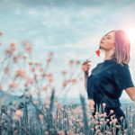 Femme en pleine nature, à l’écoute de ses émotions et de ses ressentis