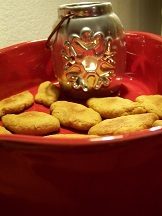 Biscuits maison au sésame et à la cannelle dorés au four avec miel de châtaignier