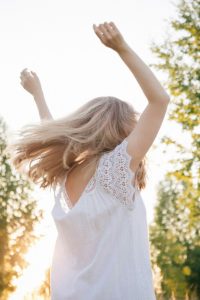 Femme dans la nature se reconnectant à ses émotions et à son ressenti intérieur