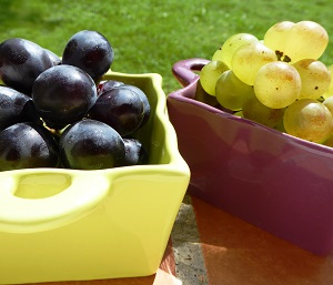 Raisins blancs et noirs dans un ramequin pour une cure de raisin