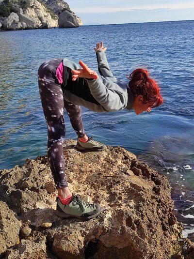 Jambes écartées - Sandrine Rey est dans les Calanques - Du yoga au bord l'eau