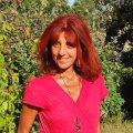 Portrait dans le jardin - Sandrine Rey Naturopathe Aix en Provence