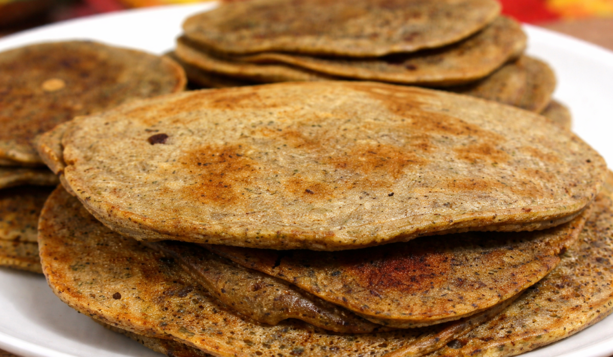 Recette de blinis de sarrasin au curry indien pancakes maison empilés dans une assiette