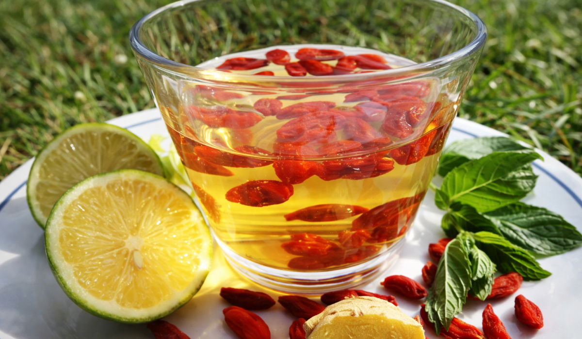 eau de goji au gingembre frais dans un verre avec citron et baies de goji
